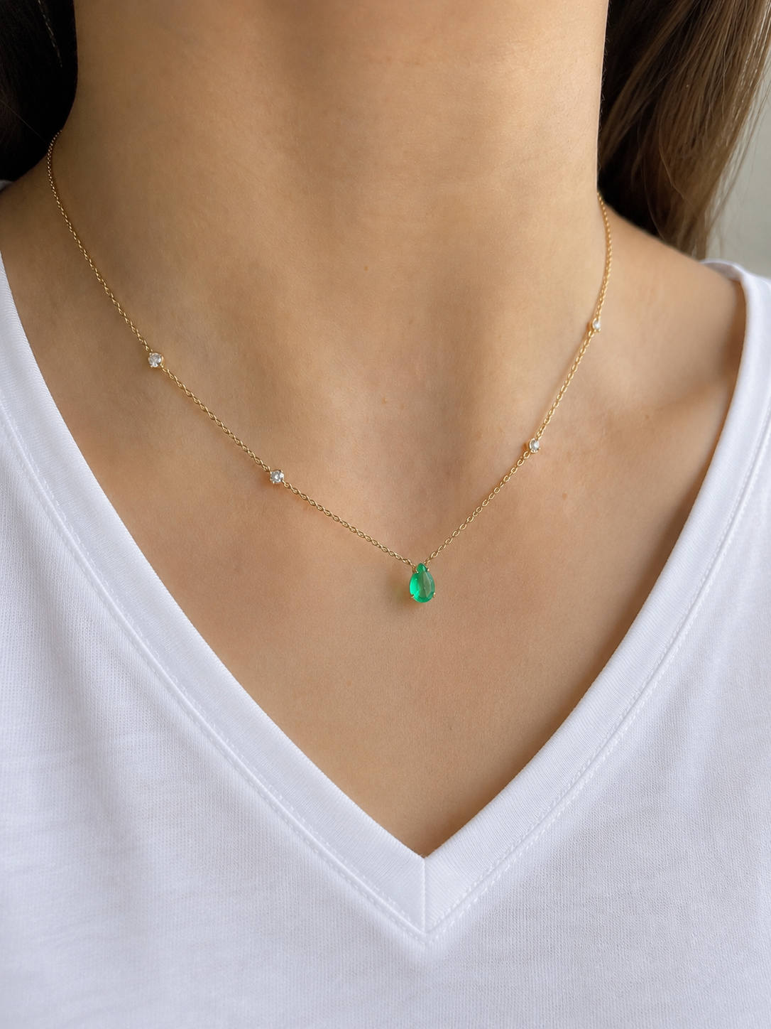 1 CT Green Emeral in Pear Shape Pendant with side Diamonds Yellow Gold Chain (ARJS4127)