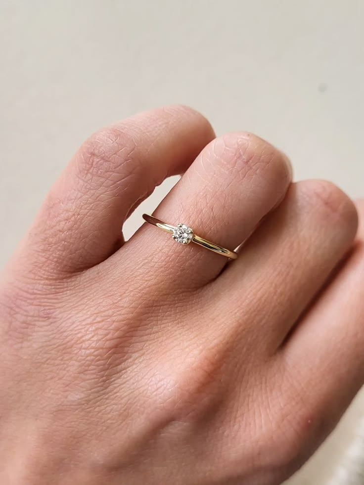 Round Diamond Ring in Yellow Gold (ARJS3265)