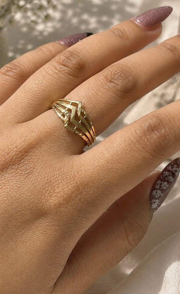18k Gold Diamond-Cut Openwork V-Shape Band Ring (GJEW259)
