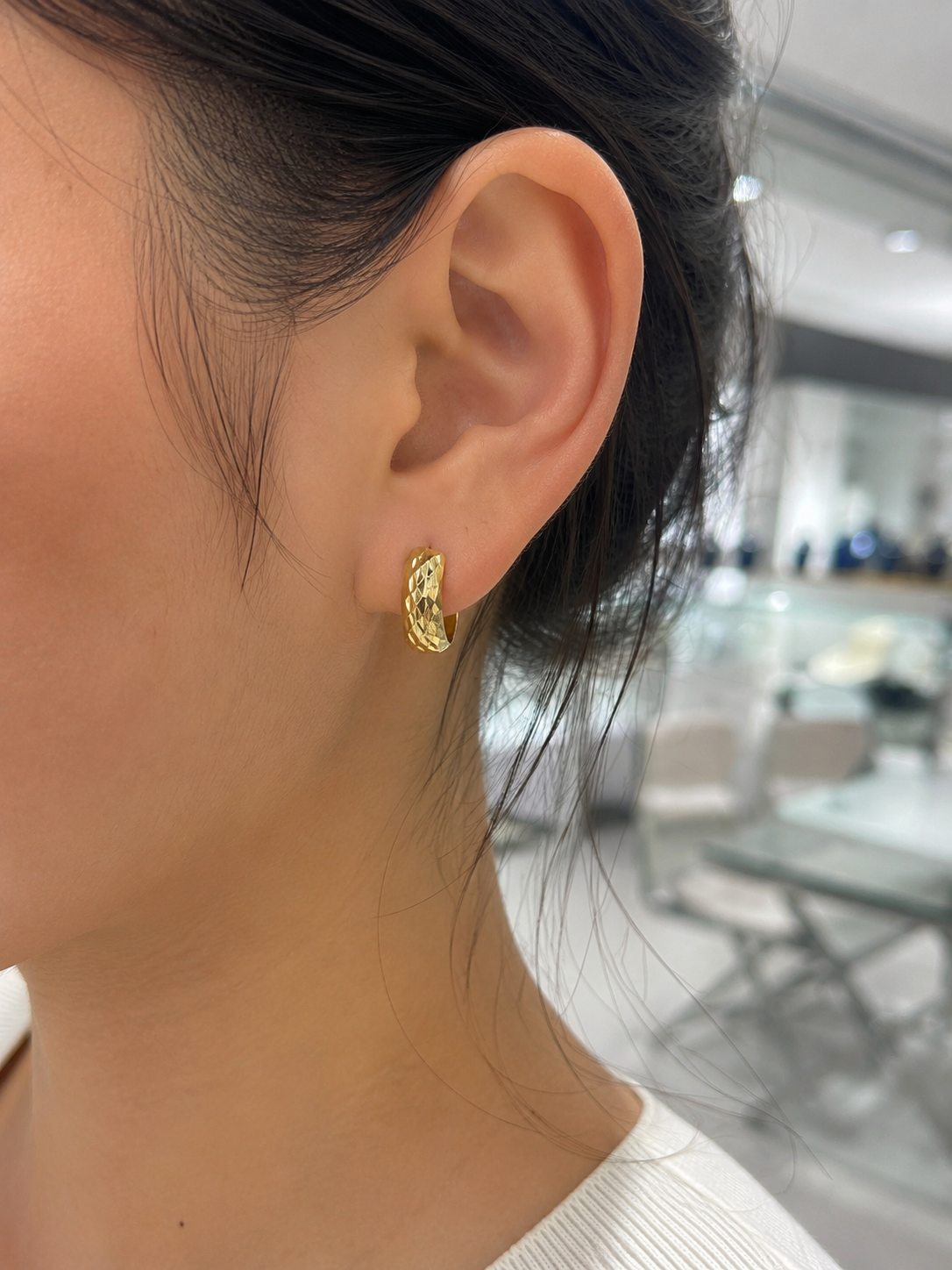 18K Gold Diamond-Cut Hoop Earrings | Classic Textured Huggie Hoops (GJEW137)