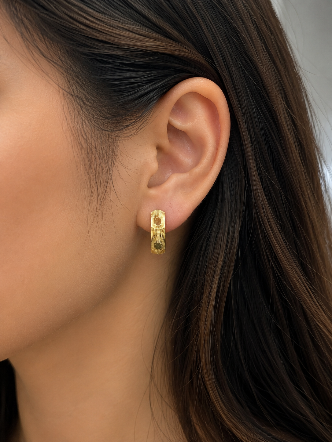 18k Gold Textured Hoop Earrings – Concentric Circle Design (GJEW277)