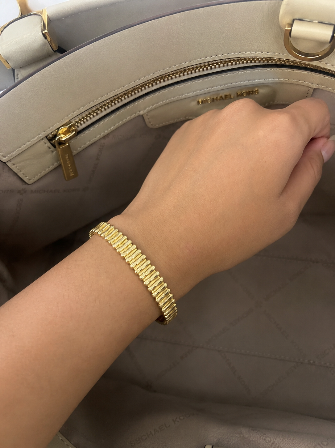 18k Gold Luxury Bangle Bracelet with Ribbed Detailing (GJEW125)