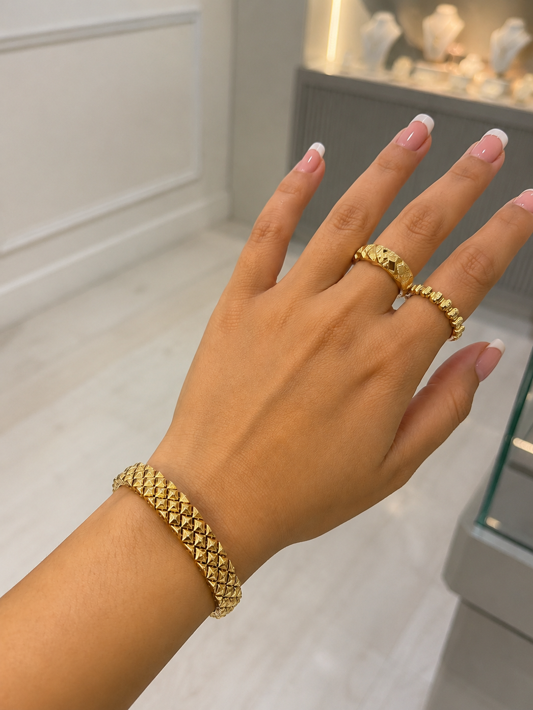 18K Gold Premium Bracelet with Diamond-Cut Texture (GJEW129)