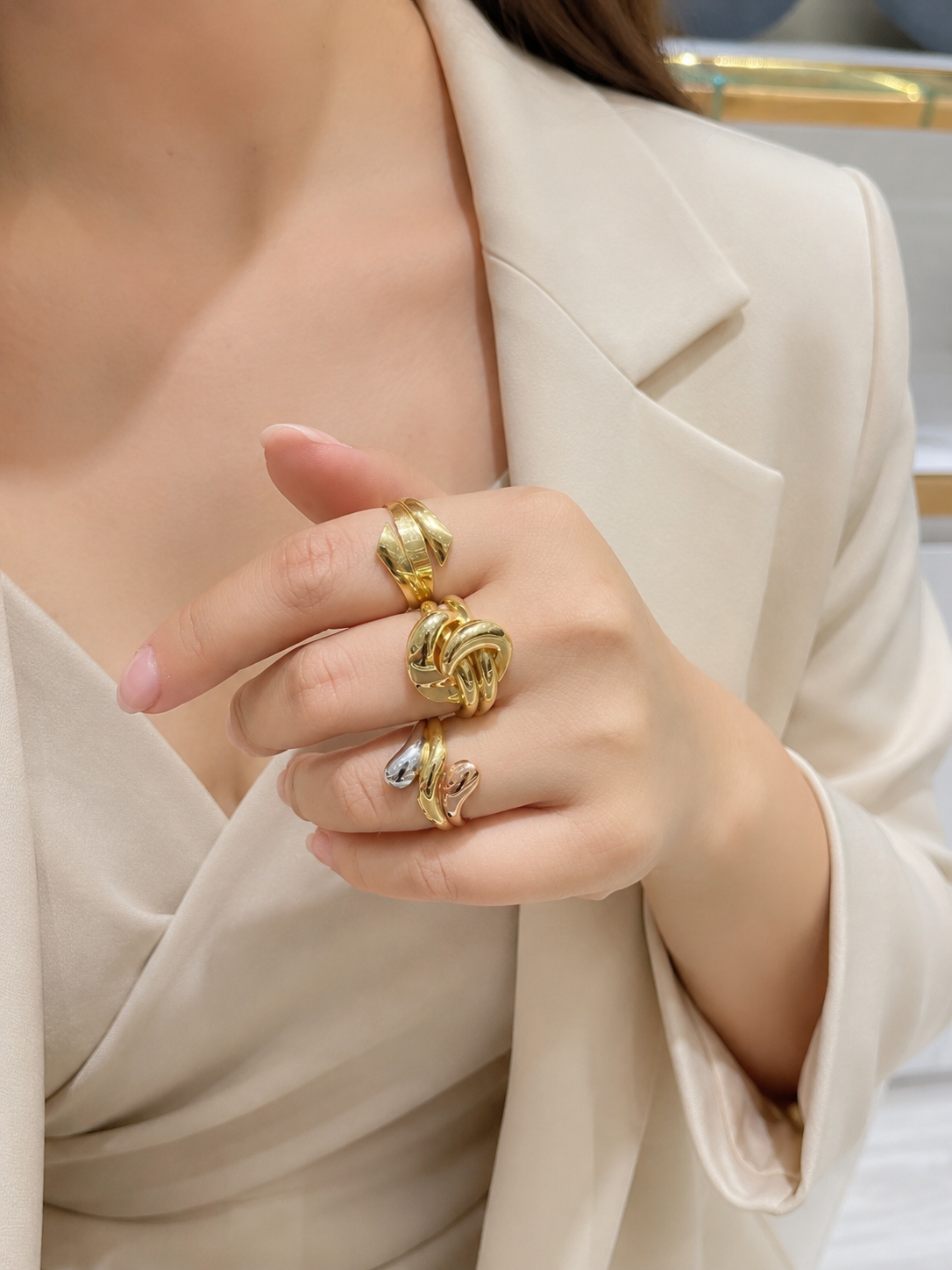 18k Gold Trendy Intertwined Knot Ring for Everyday Luxury (GJEW111)