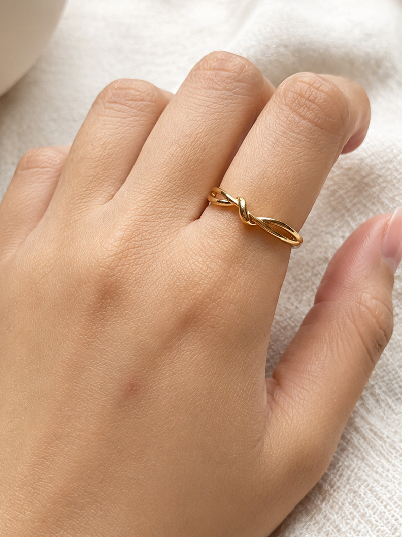 18k Gold Infinity Twist Ring (GJEW25)
