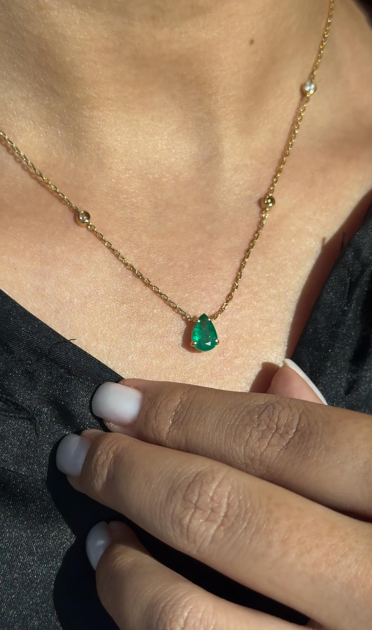 1 CT Green Emeral in Pear Shape Pendant with side Diamonds Yellow Gold Chain (ARJS4127)