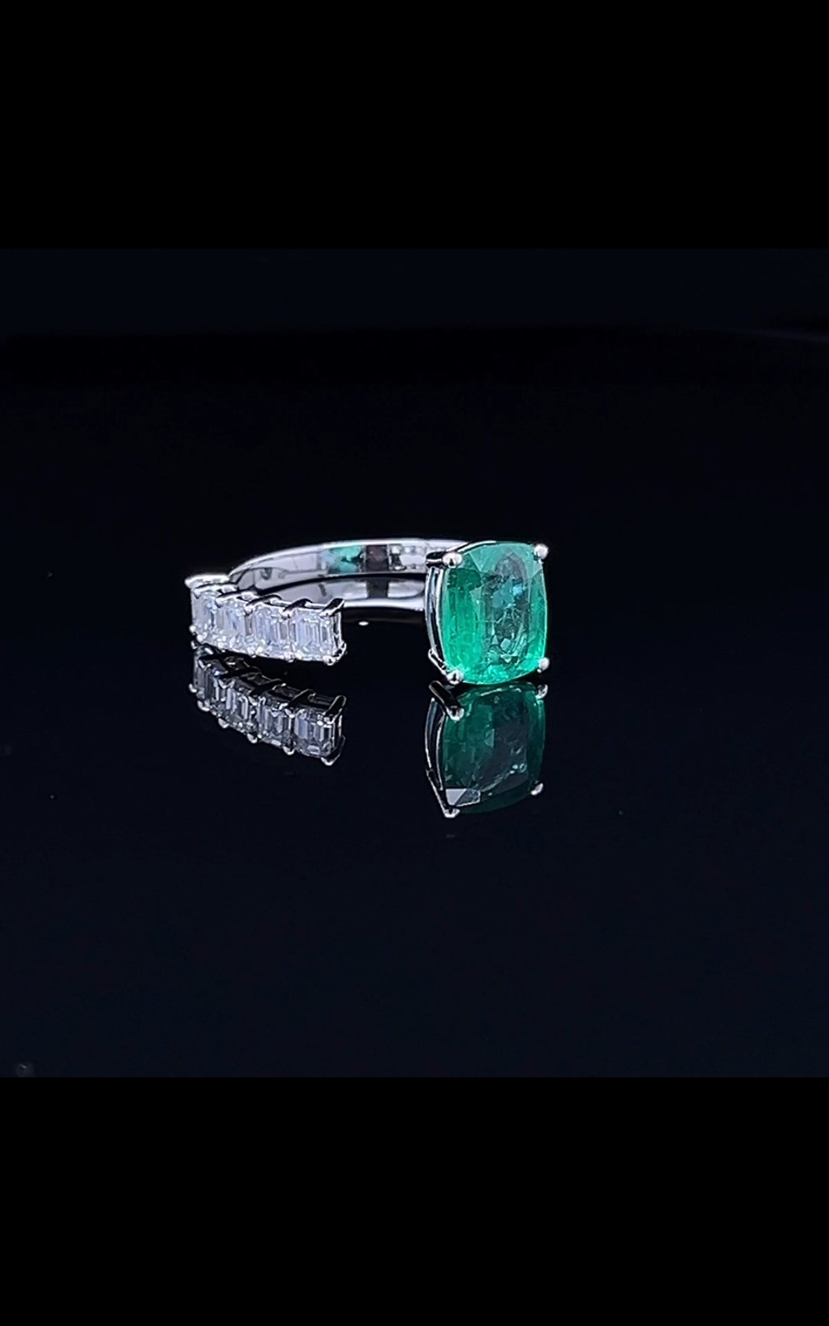 Green Emerald With Diamond Ring (ARJS2598)